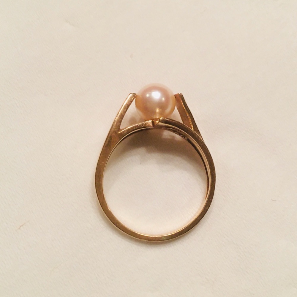 10K Yellow Gold Cultured Pearl Ring size 6